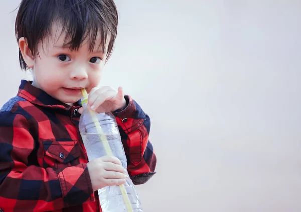 Ein Kind Trinkt Wasser Aus Stroh — Stockfoto