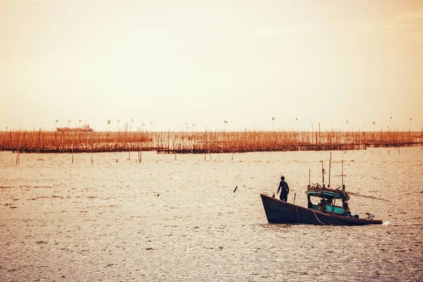 Deniz Suyu Balıkçı Standında Bir Tekne Içinde Balıkçı Teknesi — Stok fotoğraf