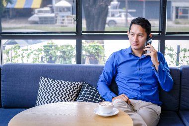 kafede otururken telefonla danışmanlık ortağı işadamı.