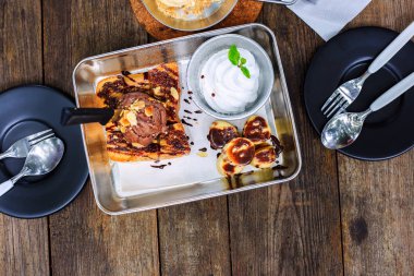 Çikolatalı dondurma ahşap masa üzerinde plaka ile tost ekmeği.