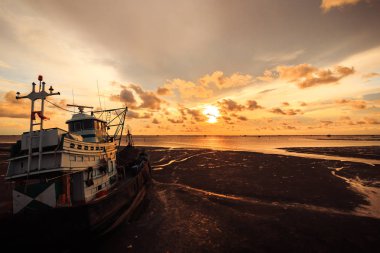 Kum ve deniz su yükselince balıkçı teknesi olduğunu.