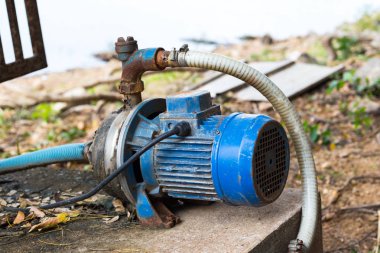 Zemin üzerinde mavi su pompası.