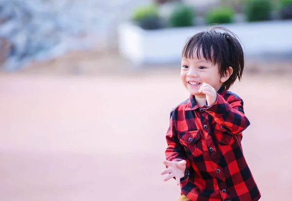 Ein Kind Trägt Eine Jacke Park Stehen Kinder Lächeln — Stockfoto