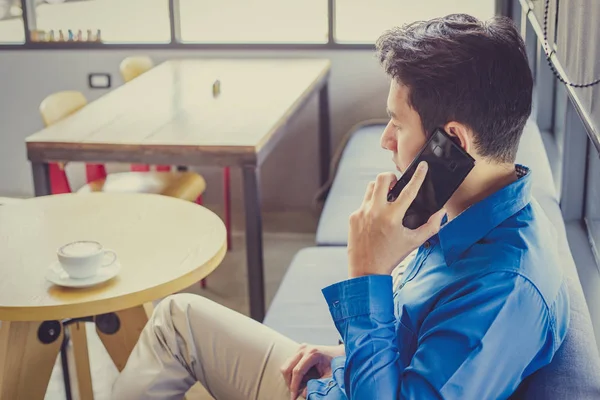 Socio Consulente Uomo Affari Telefono Mentre Seduto Nella Caffetteria — Foto Stock