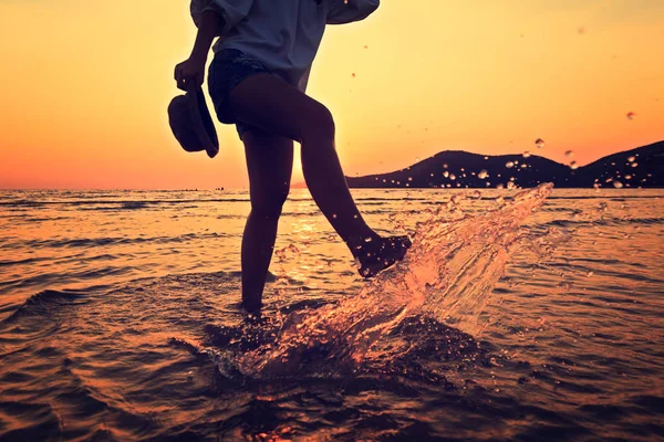 Kobiety Odgrywają Plusk Wody Plaży Między Zachód Słońca — Zdjęcie stockowe