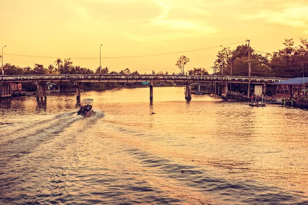 Flusskreuzfahrtschiffe Transportieren Menschen Auf Dem Mae Klong Fluss Dies Ist — Stockfoto