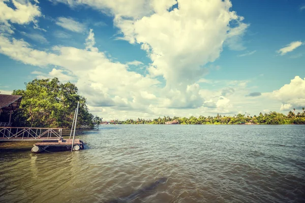 Río Nube Con Casa Antigua Puerto Cerca Del Río —  Fotos de Stock