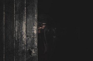 Kadınlar yarım yüz geride kapıdan içeri abandonat evin Cadılar Bayramı kavramı.