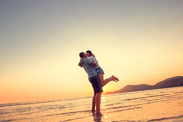 Pareja Enamorada Teniendo Momentos Tiernos Románticos Atardecer Playa —  Fotos de Stock
