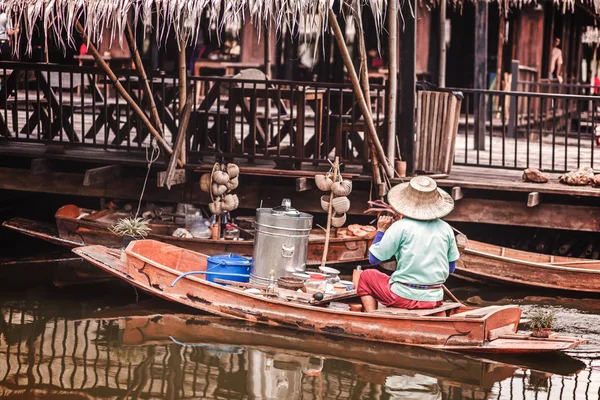 旧的风格和传统泰国方式售卖食物从河里的小船 — 图库照片