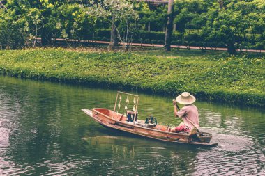 Eski stil ve nehirdeki küçük tekne gıda satan geleneksel Tay yolu
