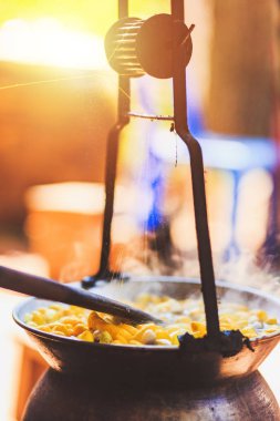 Sarı ipekböceği kozası ipek iplik yapmak için kazan tarafından kaynar.