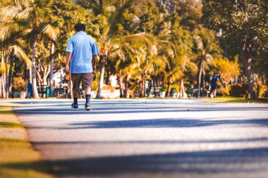 Parkta yürüyen bir adam..