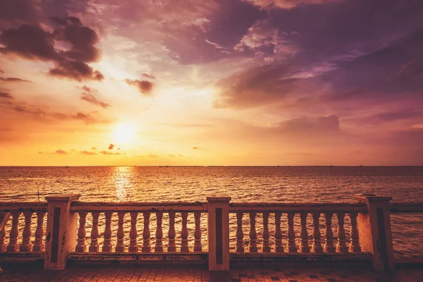 Meerwasser Und Sonnenuntergang Mit Einer Schönen Wolke — Stockfoto