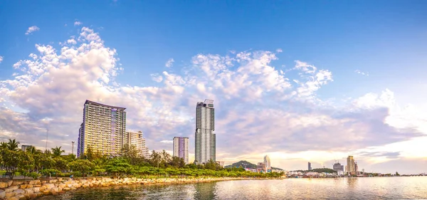 五颜六色的城市全景与多云的日落天空 海和山背景 — 图库照片