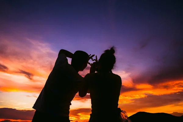 Silhouette Couple Standing Together Sunset — Stock Photo, Image