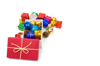 Bazı renkli yetkin ve oyuncaklar Noel hediyesi kutusunun kapat