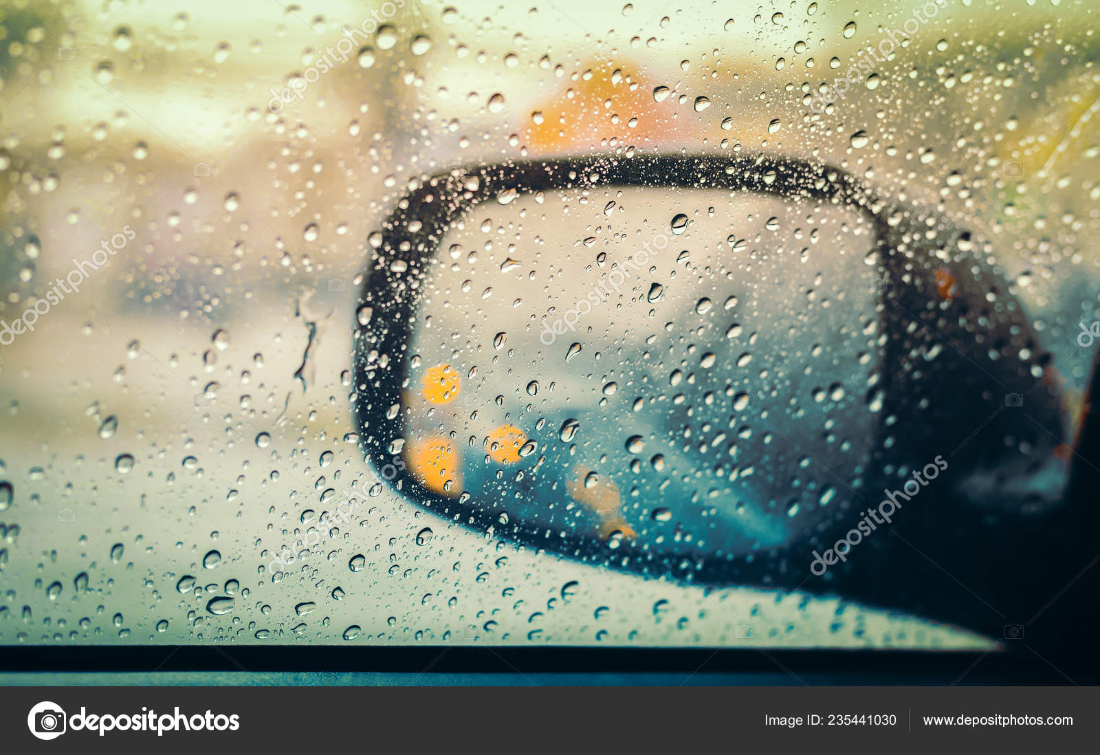 Der Regen, Der Auf Dem Seitenspiegel Des Autos Ist Lizenzfreie