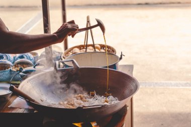 Şef olun Fried rice karides sokak gıda ile sopa.