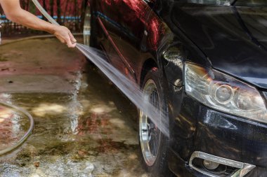 Erkek el ile köpük kumaş yıkama araba tekerlek tekerlek kullanım su temizleme