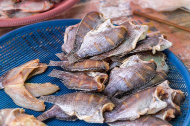 Kurutulmuş balık pazarı içinde plaka üzerinde.