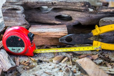 Sarı pense ve groud üzerinde ölçüm bandı.