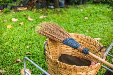 Broon ve hasır sepet üzerinde bahçe sepeti
