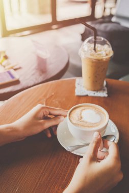 kafede kahve fincan sıcak ellerini tutmak.