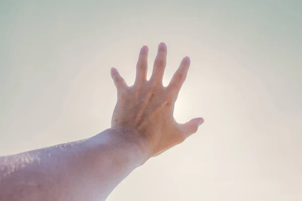 Χέρι Ενός Άνδρα Φθάνοντας Προς Τον Ουρανό Χέρι Κάνει Σύμβολο — Φωτογραφία Αρχείου