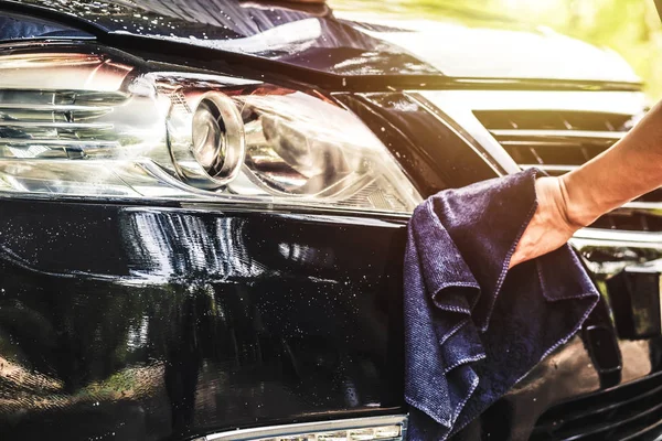 Een Man Schoonmaken Auto Met Microvezel Doek — Stockfoto