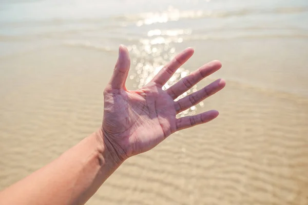 Ręką Człowieka Sięga Plaży Ręki Zrobić Symbol — Zdjęcie stockowe