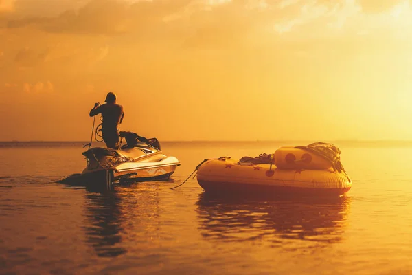 Banana Flotador Barco Con Moto Acuática Mar Con Puesta Sol — Foto de Stock