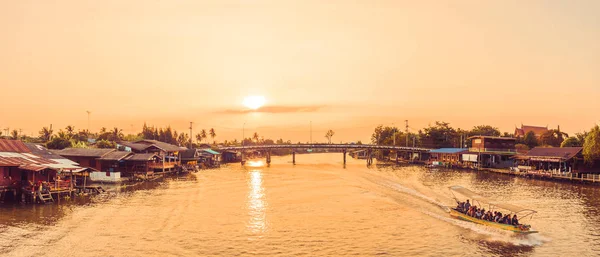 Samut Songkhram Tailândia Abril 2018 Barcos Cruzeiro Fluvial Transportando Pessoas — Fotografia de Stock