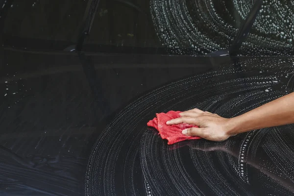 Homem Limpando Carro Com Pano Microfibra — Fotografia de Stock