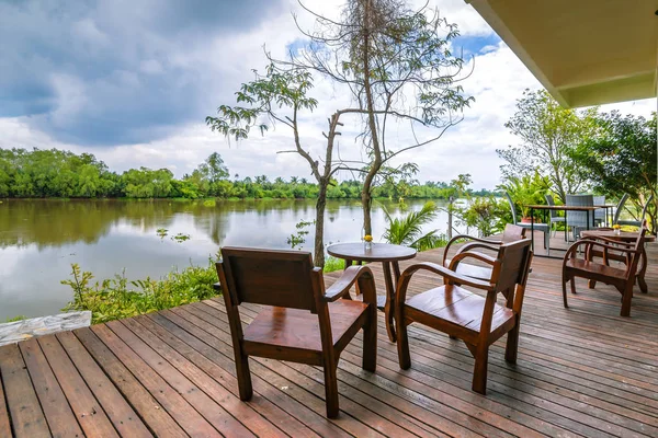 Lege Tafels Stoelen Aan Rivier Met Buitenterras — Stockfoto