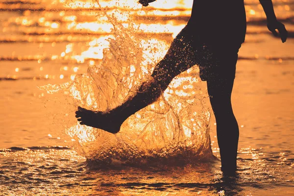 Ludzie Chodzą Plaży Wody Powitalny Zachód Słońca — Zdjęcie stockowe