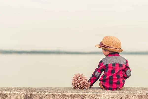 Niño Usa Sombrero Chaqueta Roja Sentado Solo Suelo —  Fotos de Stock