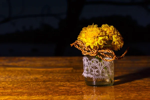 Unas Pequeñas Flores Amarillas Jarrón Sobre Mesa — Foto de Stock