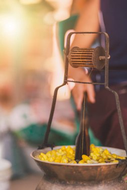 Sarı ipekböceği kozası ipek iplik yapmak için kazan tarafından kaynar.