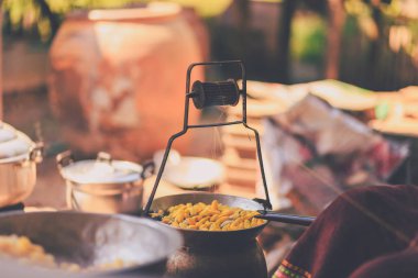 Sarı ipekböceği kozası ipek iplik yapmak için kazan tarafından kaynar.