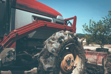 Tarım makineleri. Öğeleri ve agro-teknoloji bölgelerinde. Traktörün bir portre