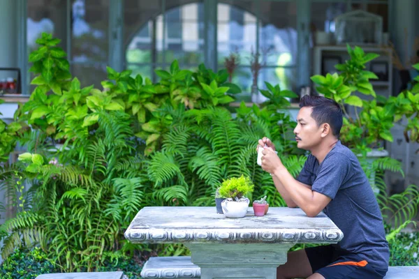 Uomo Beve Caffè Mattino Alla Caffetteria — Foto Stock