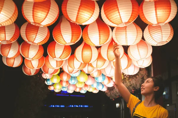 Asiatiska Lampa Hänga Nyår Festival Natten — Stockfoto