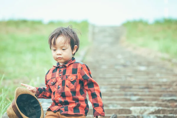 Kinder Halten Hut Und Gehen Treppe Hoch — Stockfoto