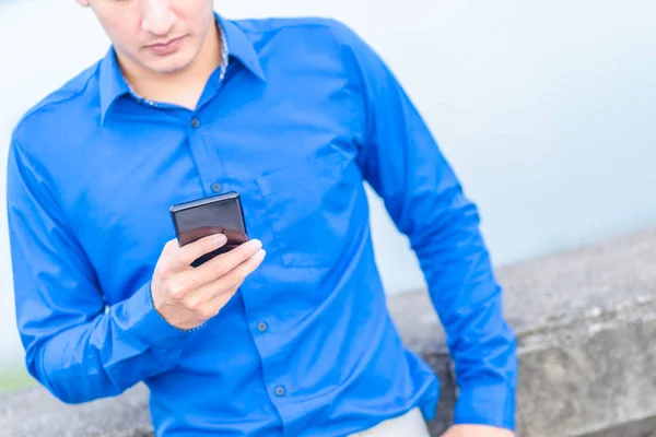Egy Üzletember Ragaszkodik Mozgatható Telefon Részére Ellenőrizze Üzenetet Mail Munka — Stock Fotó