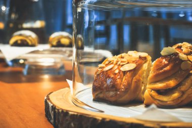 Ekmek kesme tahtası restoranda olduğu.