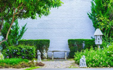 Beyaz renk tuğla duvar doku grunge bir arka plan ağaç ile iç tasarım için kullanabilir. kopya alanı.