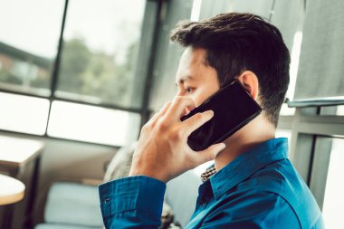 kafede otururken telefonla danışmanlık ortağı işadamı.