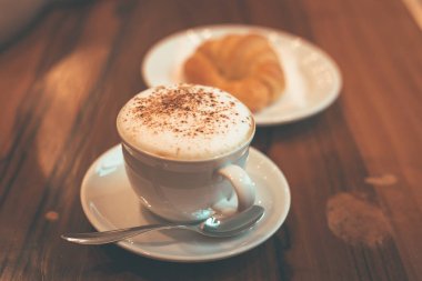 Kahve fincan kahve dükkanı tabloda olduğu.