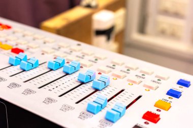 Resepsiyon karıştırma stüdyo kayıt ses. Müzik karıştırıcı kontrol paneli. Portre. 